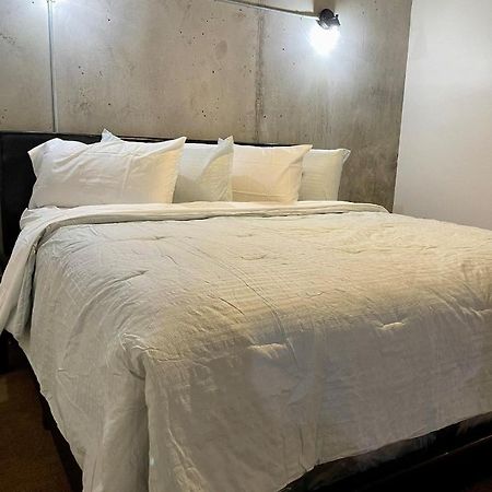 Loft Living Downtown At Its Best! Very Spacious Phoenix Bagian luar foto