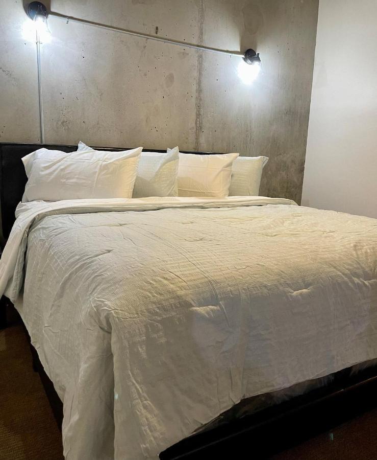 Loft Living Downtown At Its Best! Very Spacious Phoenix Bagian luar foto